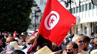 تونسون يتظاهرون دعمًا للرئيس التونسي قيس سعيّد في العاصمة تونس،