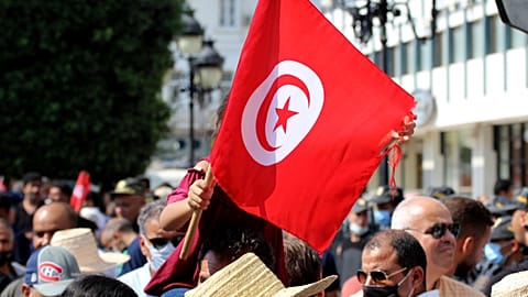 تونسون يتظاهرون دعمًا للرئيس التونسي قيس سعيّد في العاصمة تونس،