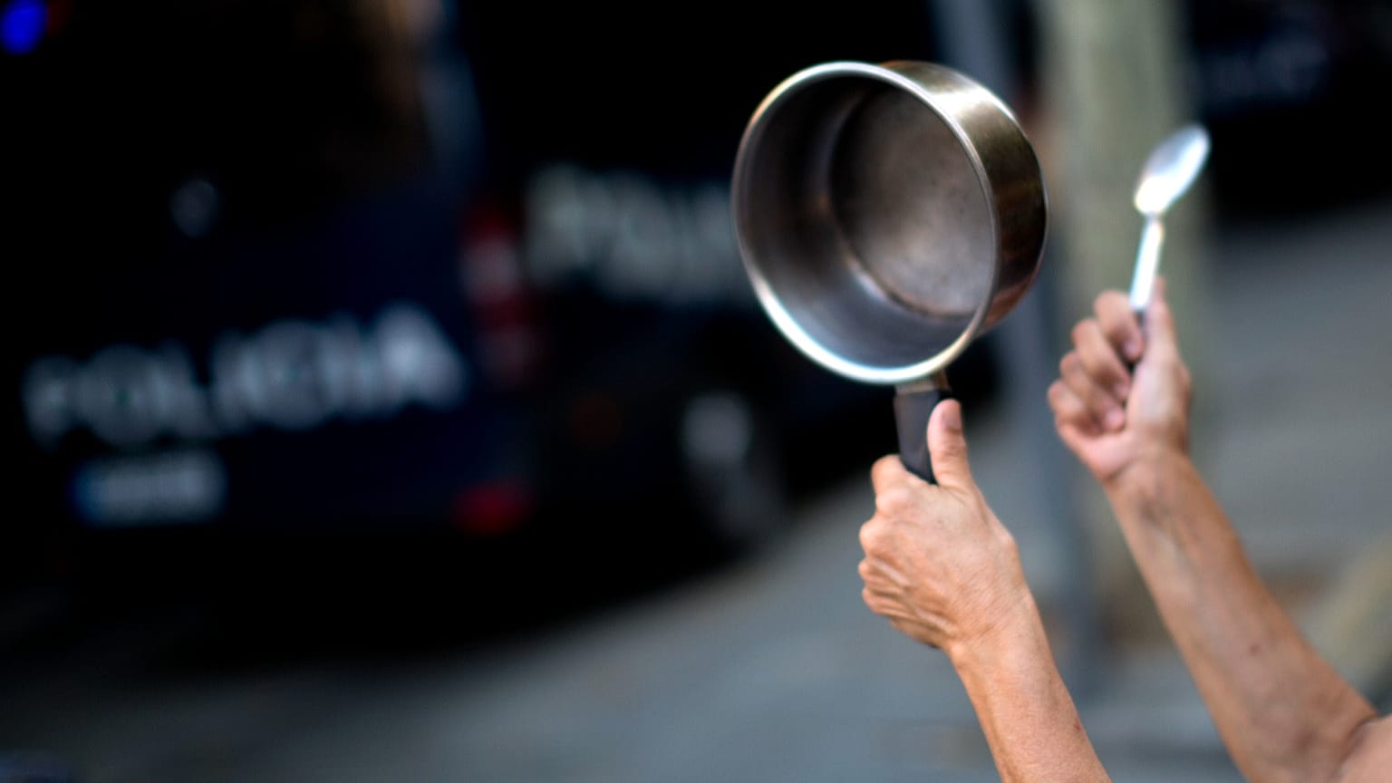 Una mujer golpea una cacerola. Archivo