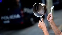 Una mujer golpea una cacerola. Archivo