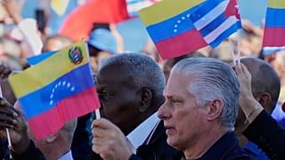 El presidente cubano Miguel Díaz-Canel asiste a una manifestación en La Habana, Cuba, el 3 de enero de 2026, en solidaridad con Venezuela tras la captura de Nicolás Maduro.