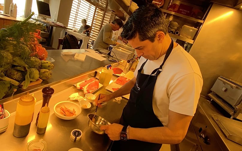 Ο Pablo Sánchez López, σεφ και συνιδιοκτήτης του εστιατορίου Los Marinos José