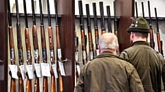 Auf der Jagdmesse in Dortmund prüfen Jägerinnen und Jäger neue Gewehre.