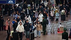 Reisende drängen sich in der Bahnhofshalle in Peking, China. Sie fahren am Dienstag, dem zehnten Februar zweitausendsechsundzwanzig, zum Mondneujahrsfest nach Hause.