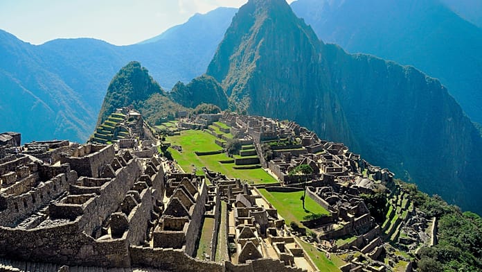 Machu Picchu: nuovo aeroporto e il boom del turismo a rischio culturale 3 Veduta di Machu Picchu tra le montagne andine