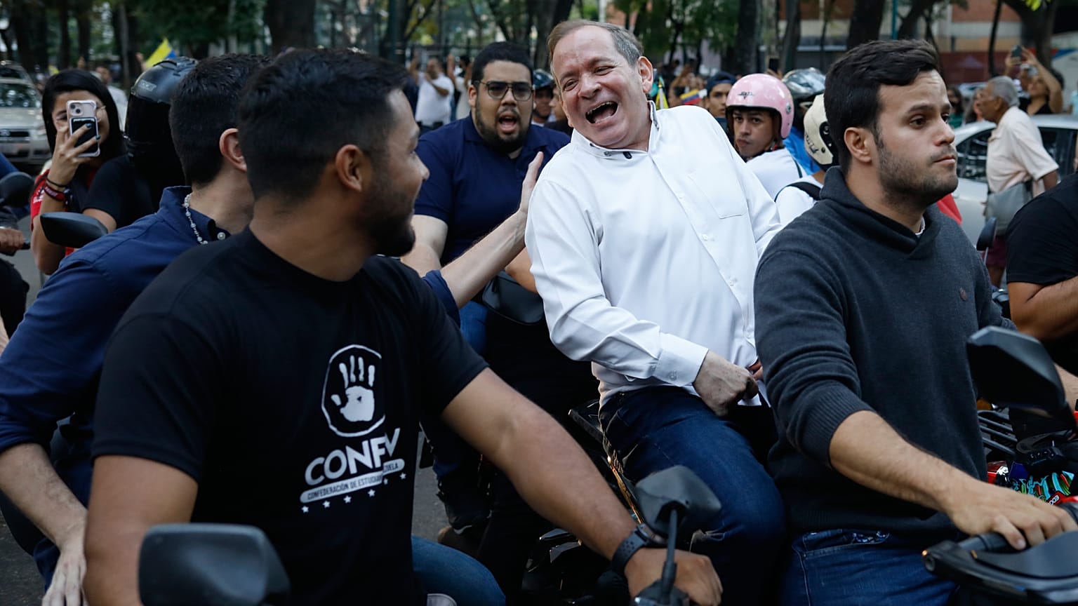 El líder opositor Juan Pablo Guanipa viaja en la parte trasera de una motocicleta después de ser liberado de prisión en Caracas, Venezuela, el 8 de febrero de 2026.