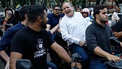 El líder opositor Juan Pablo Guanipa viaja en la parte trasera de una motocicleta después de ser liberado de prisión en Caracas, Venezuela, el 8 de febrero de 2026.