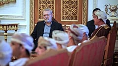 يظهر أمين المجلس الأعلى للأمن القومي علي لاريجاني وهو يحضر اجتماعاً في مسقط، عمان، يوم الثلاثاء 10 فبراير 2026. 