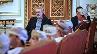 يظهر أمين المجلس الأعلى للأمن القومي علي لاريجاني وهو يحضر اجتماعاً في مسقط، عمان، يوم الثلاثاء 10 فبراير 2026. 