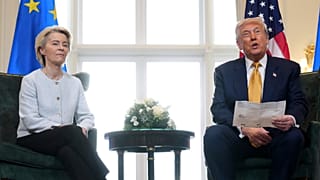 Ursula von der Leyen e Donald Trump dopo aver raggiunto l'accordo commerciale tra Stati Uniti e Unione europea a Turnberry, in Scozia