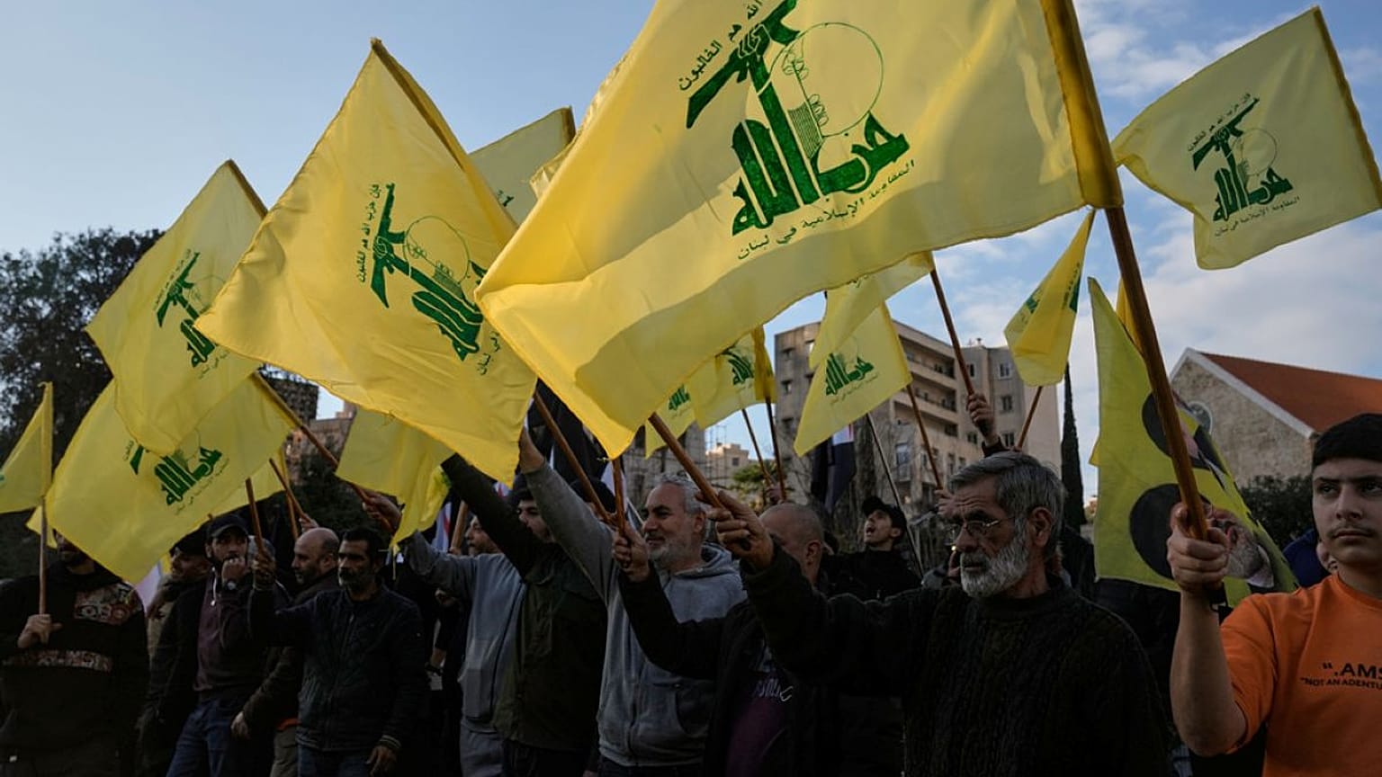 رفع أنصار حزب الله أعلام جماعتهم  أمام مقر (الإسكوا) التابعة للأمم المتحدة في بيروت، لبنان، الأربعاء 4 فبراير/شباط 2026.