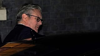  رئيس الوزراء البريطاني كير ستارمر يستقل سيارته لمغادرة مقر رئاسة الوزراء في داونينج ستريت بلندن، يوم الاثنين 9 فبراير 2026.