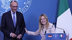 Die italienische Ministerpräsidentin Giorgia Meloni und der deutsche Bundeskanzler Friedrich Merz bei einer Pressekonferenz zum Abschluss eines Regierungsgipfels in Italien, 23. Januar 2026.