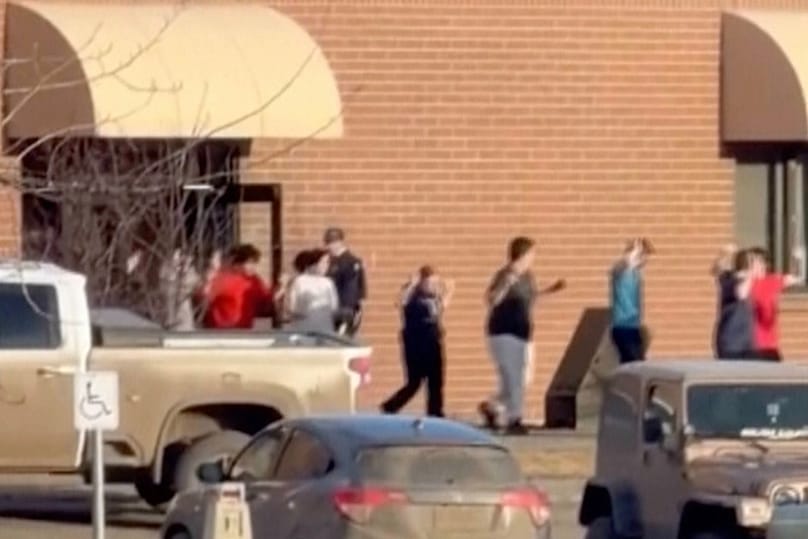 Cette image extraite d'une vidéo montre des élèves quittant l’école de Tumbler Ridge après une fusillade meurtrière.