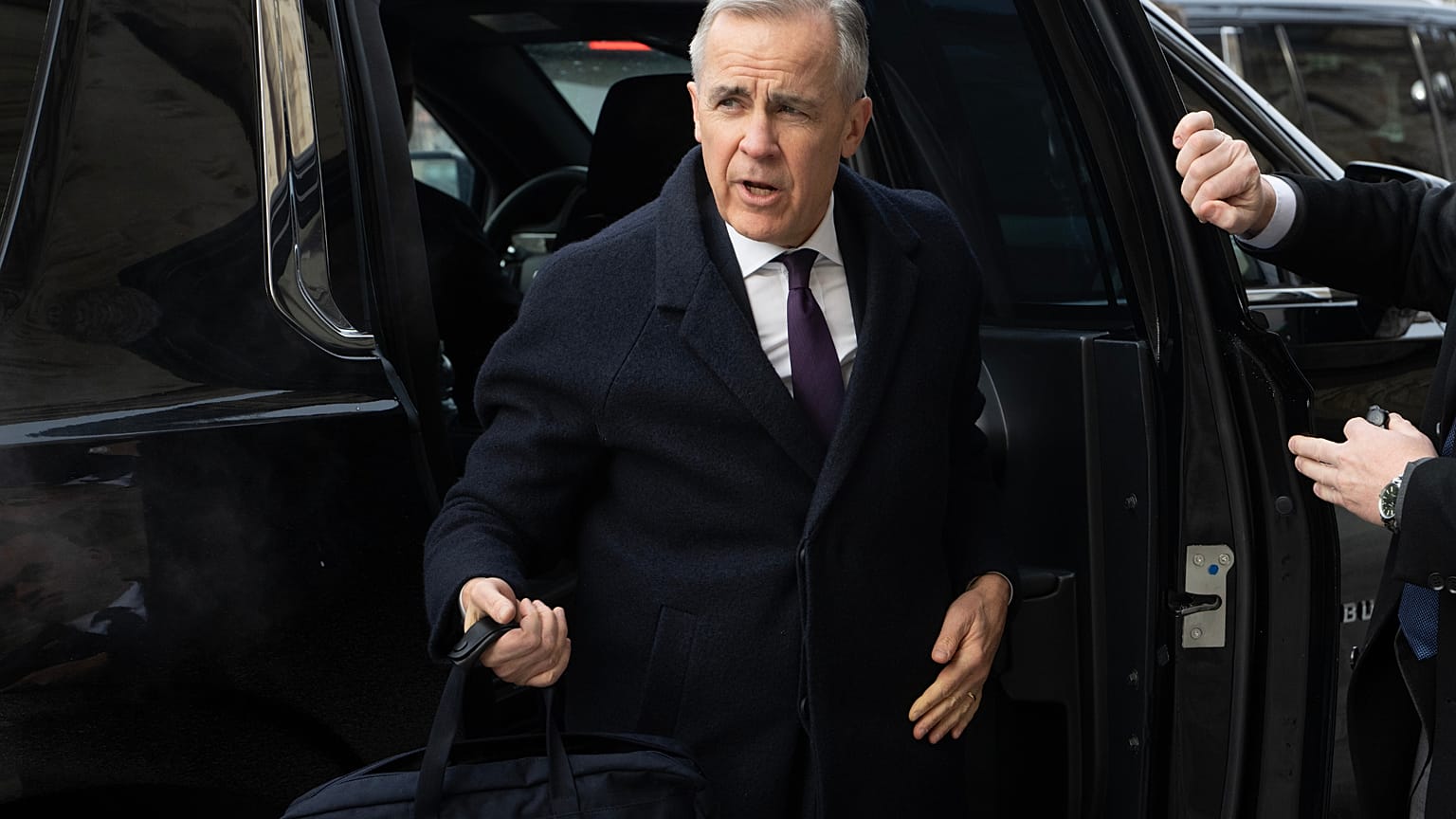 El primer ministro Mark Carney llega al Parlamento en Ottawa, el martes 10 de febrero de 2026