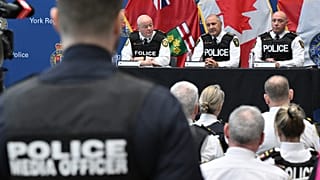 Archivo - El jefe del servicio de Policía de Toronto, Myron Demkiw (izquierda), se reúne con el jefe de la Policía regional de York