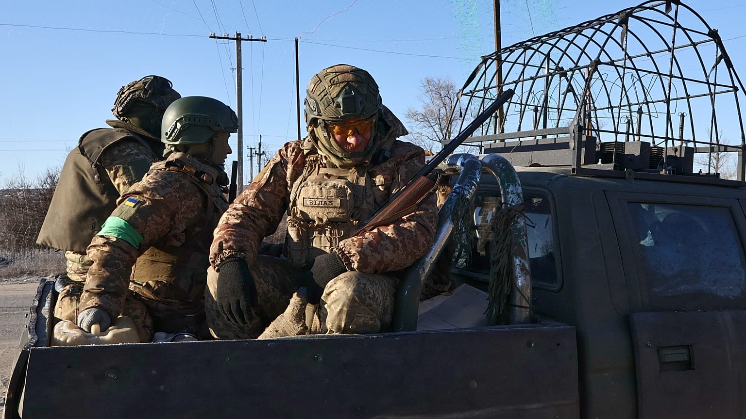 Soldados na terça-feira, 10 de fevereiro de 2026, a caminho de uma missão na linha da frente na região de Zaporizhzhya.