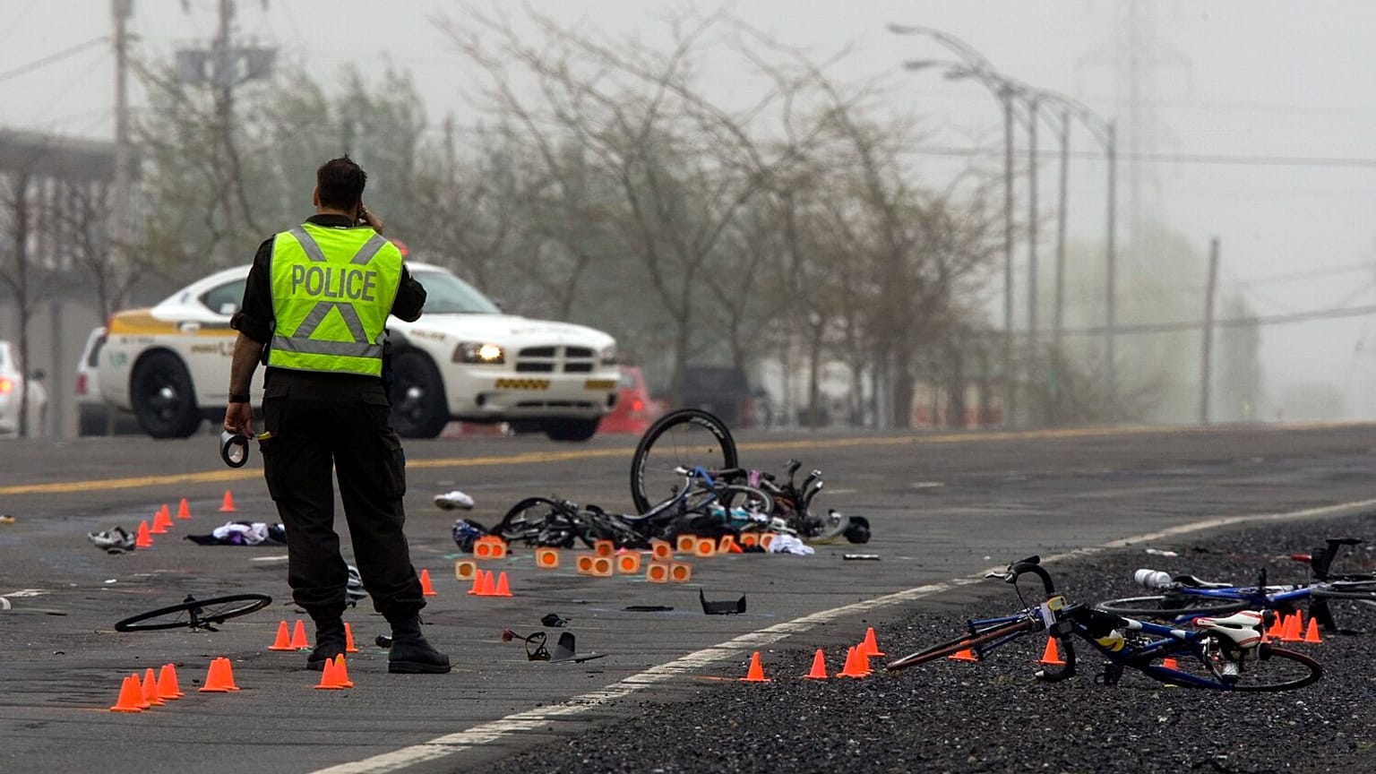 الشرطة تفحص موقع الحادث حيث صدمت شاحنة صغيرة مجموعة مكونة من ستة دراجين، يوم الجمعة 14 مايو 2010 في روجمونت بمقاطعة كيبيك، جنوب مونتريال، كندا.