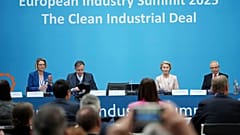 Avrupa Komisyonu Başkanı Ursula von der Leyen (sağdan ikinci) ve Belçika Başbakanı Bart De Wever Belçika'nın Antwerp kentindeki Avrupa Sanayi Zirvesi'nde / 26 Şubat 2025