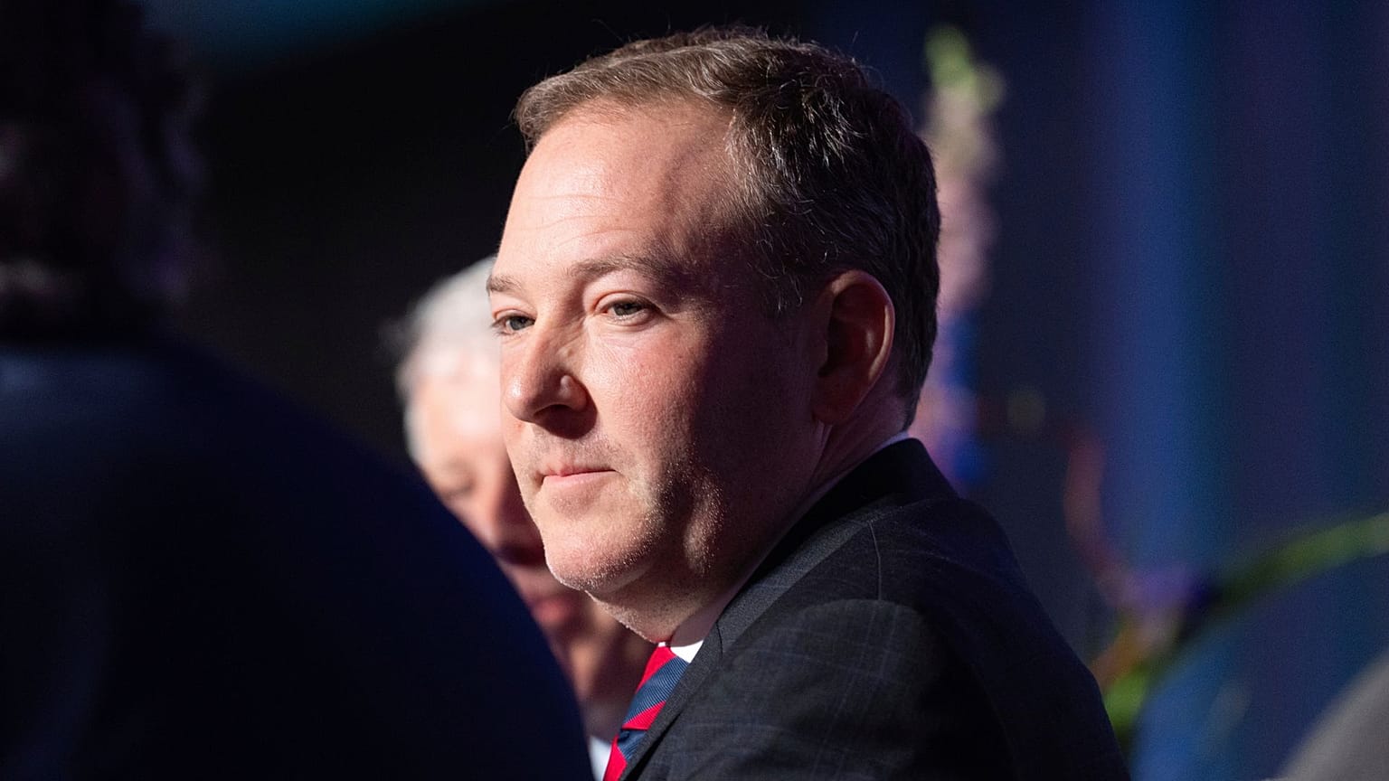 ARCHIV: EPA-Chef Lee Zeldin hört bei der jährlichen Alaska-Konferenz für nachhaltige Energie am dritten Juni 2025 in Anchorage zu.