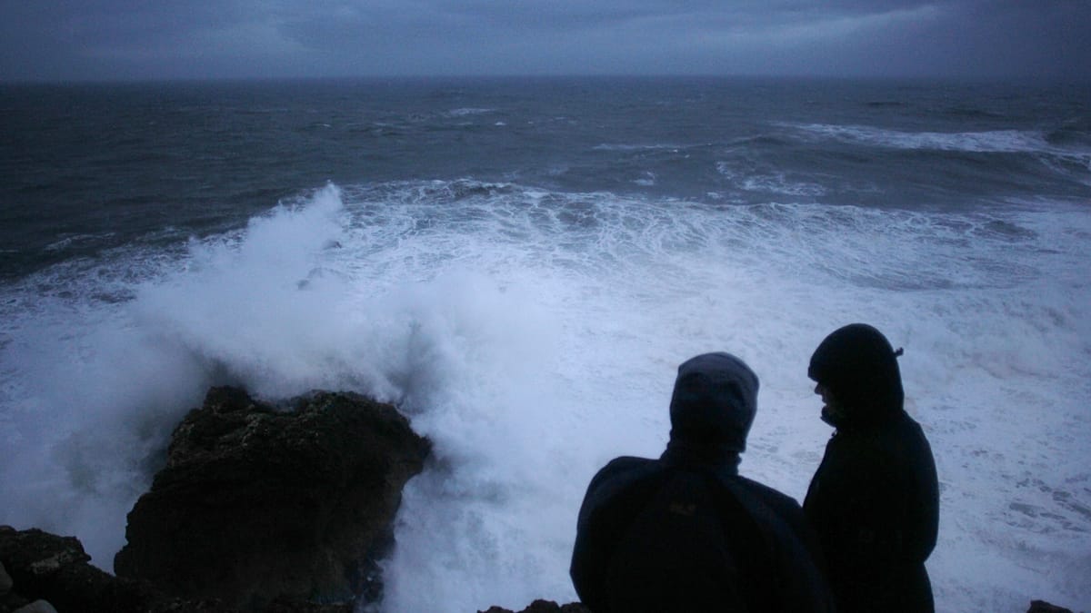 Deslizamento de terras obriga à retirada de dezenas de pessoas na Costa da Caparica