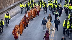 Metropolitan-Polizisten begleiten buddhistische Mönche beim „Walk For Peace“ entlang des C&O Canal und des Potomac River am Dienstag, dem zehnten Februar.