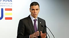 Primeiro-ministro espanhol Pedro Sánchez fala durante uma conferência de imprensa na Cimeira da UE em Bruxelas, a 19 de dezembro de 2025.