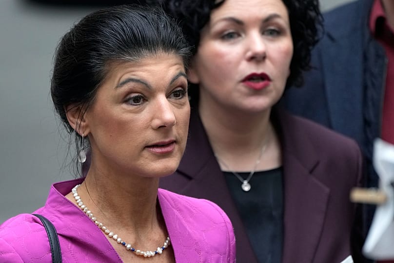 Parteigründerin Sahra Wagenknecht (links) und die BSW-Vorsitzende Amira Mohamed Ali (rechts) fordern eine Neuauszählung der Stimmen.