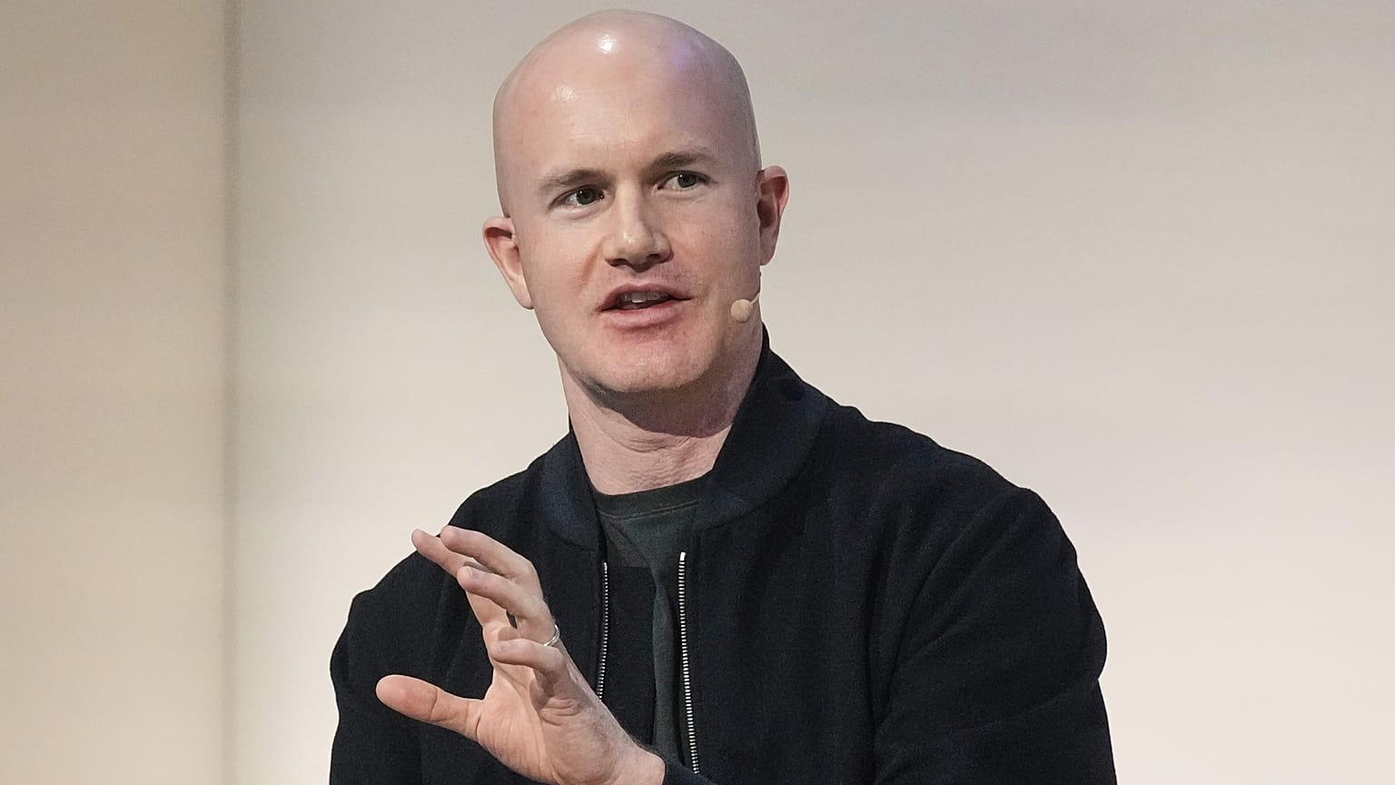 ARCHÍV. Brian Armstrong, a Coinbase társalapítója és vezérigazgatója a State of Crypto csúcstalálkozón, New Yorkban, 2025 júniusában.
