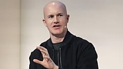 ARCHIV: Brian Armstrong, Mitgründer und CEO von Coinbase, beim State of Crypto Summit in New York, Juni 2025.