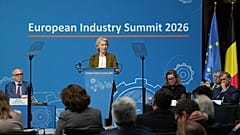 A Presidente da Comissão Europeia, Ursula von der Leyen, fala durante a Cimeira Europeia da Indústria em Antuérpia, Bélgica, quarta-feira, 11 de fevereiro de 2026. 