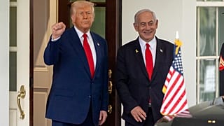 الرئيس الأمريكي دونالد ترامب، يسار الصورة، يشير أثناء مغادرة رئيس وزراء إسرائيل بنيامين نتنياهو الجناح الغربي للبيت الأبيض، يوم الاثنين 7 أبريل 2025، في واشنطن. 