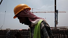  رجل يعمل في بناء برج المملكة المخطط أن يصبح أطول ناطحة سحاب في العالم، في جدة، السعودية، L 8 مايو 2014 