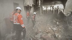 Equipas da Defesa Civil em Gaza trabalham para recuperar os corpos da família Abu Nada, que permanecem sob os escombros da sua casa de quatro andares, depois de esta ter sido destruída por um ataque aéreo israelita