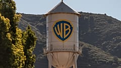 ARCHIV: Der Warner-Bros.-Wasserturm in den Studios in Burbank, Kalifornien, am fünften Dezember zweitausendfünfundzwanzig.