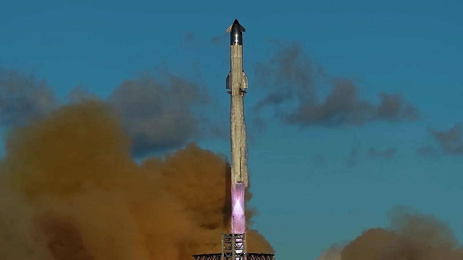 انطلق الصاروخ العملاق "ستارشيب" التابع لشركة "سبيس إكس" في رحلة تجريبية من قاعدة "ستاربَيس" في بوكا تشيكا بولاية تكساس، الاثنين 13 أكتوبر 2025.