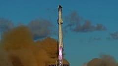 Die Megarakete Starship von SpaceX startet am Montag, dem dreizehnten Oktober zweitausendfünfundzwanzig, zu einem Testflug von Starbase in Boca Chica, Texas.