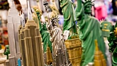 Souvenirs von der Freiheitsstatue und dem Empire State Building im Memories of New York Geschenkeladen am Donnerstag, 12. November 2020, in New York.