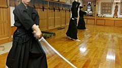 Links im Bild: Hayato Takenaka. Gemeinsam mit weiteren Schülern des Schwertmeisters Yuta Kurosawa trainiert er mit dem Schwert in Yokohama.