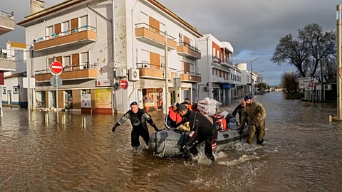 Le forti piogge causano inondazioni nel Portogallo continentale