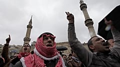 متظاهرون أردنيون يهتفون ضد الحكومة ويطالبون الملك عبد الله الثاني بإصلاحات سياسية عاجلة ومكافحة الفساد، في عمّان، 21 ديسمبر/كانون الأول 2012.