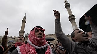 متظاهرون أردنيون يهتفون ضد الحكومة ويطالبون الملك عبد الله الثاني بإصلاحات سياسية عاجلة ومكافحة الفساد، في عمّان، 21 ديسمبر/كانون الأول 2012.