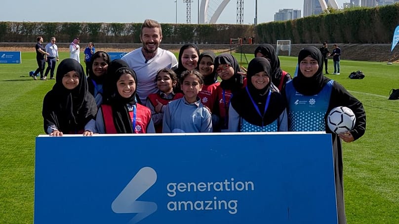 David Beckham diákokkal fotózkodik Dohában