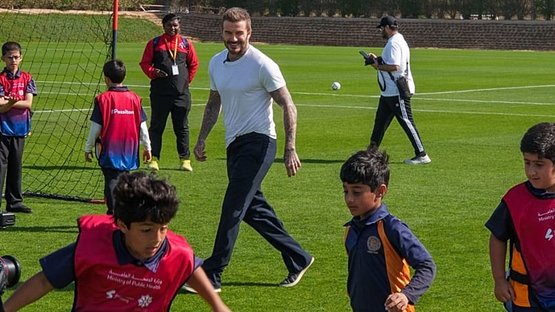 David Beckham diákokkal focizik Dohában