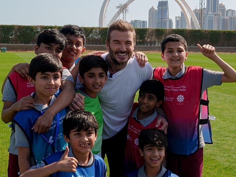 David Beckham diákokkal fotózkodik Dohában