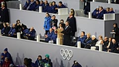 Vizepräsident JD Vance und Second Lady Usha Vance stehen während der Eröffnungsfeier der Olympischen Winterspiele 2026. 6. Februar 2026. (AP Photo/Stephanie Scarbrough)