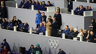 Il vicepresidente JD Vance e la seconda signora Usha Vance sono in piedi durante la cerimonia di apertura delle Olimpiadi invernali del 2026. 6 febbraio 2026. (Foto AP/Stephanie Scarbrough)