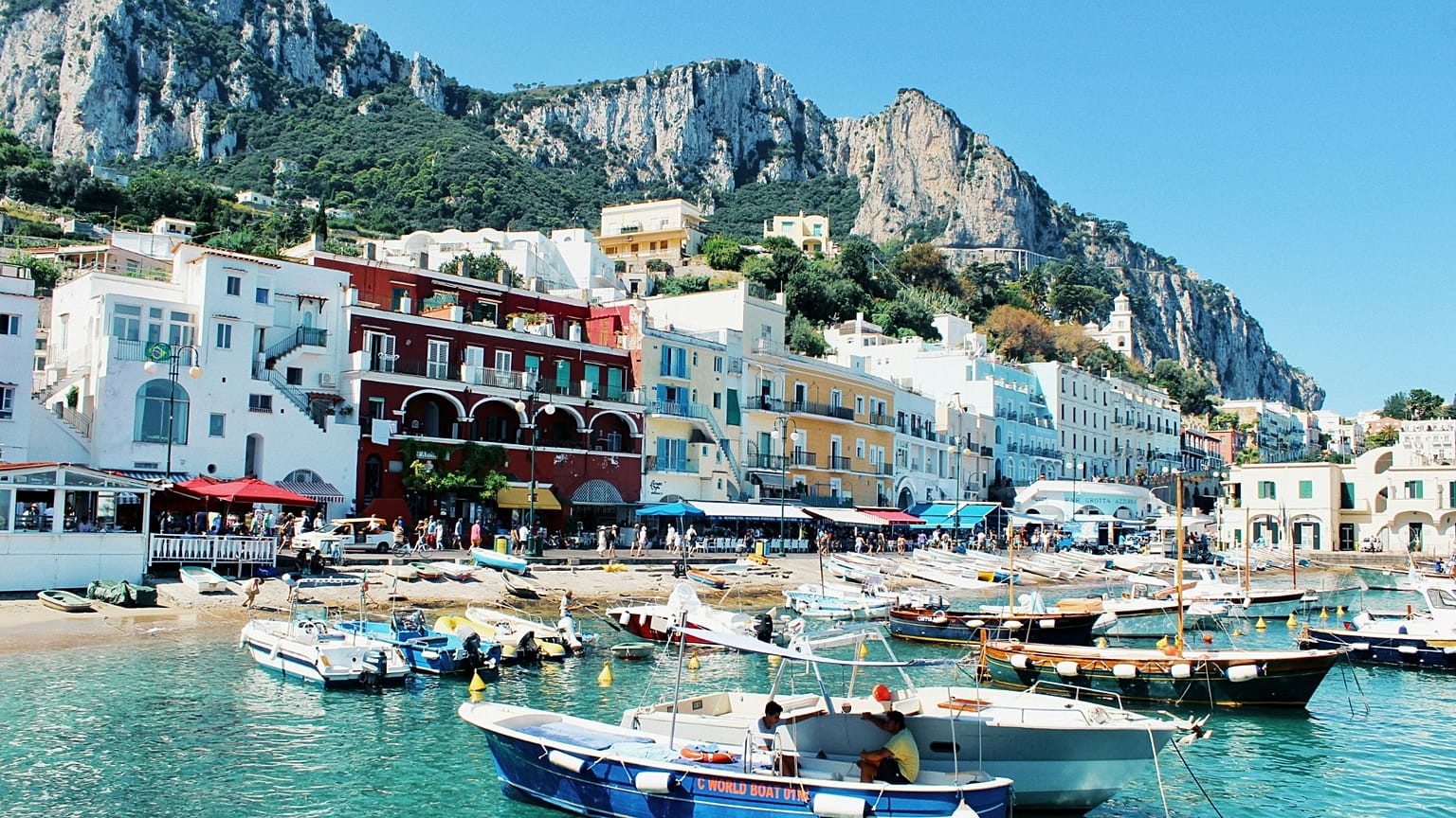 Capri accueille jusqu’à 50 000 visiteurs par jour en haute saison, un chiffre qui dépasse largement les quelque 13 000 à 15 000 habitants.