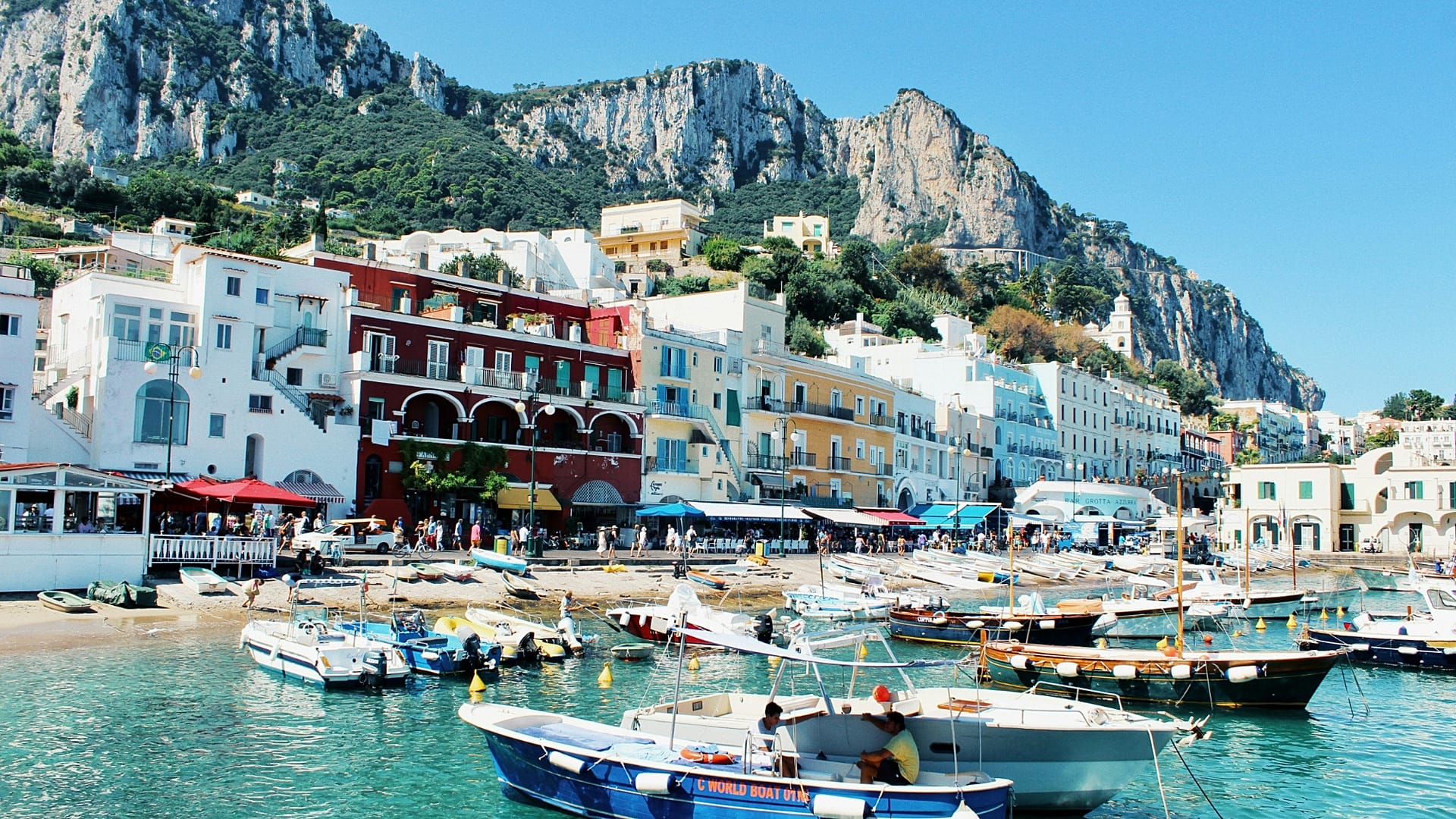 Capri registra fino a 50.000 visitatori al giorno in alta stagione, un numero di gran lunga superiore ai circa 13.000-15.000 residenti.
