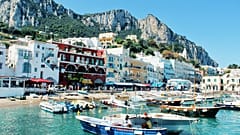 In der Hochsaison kommen täglich bis zu 50.000 Menschen nach Capri – ein Vielfaches der nur rund 13.000 bis 15.000 Inselbewohner.